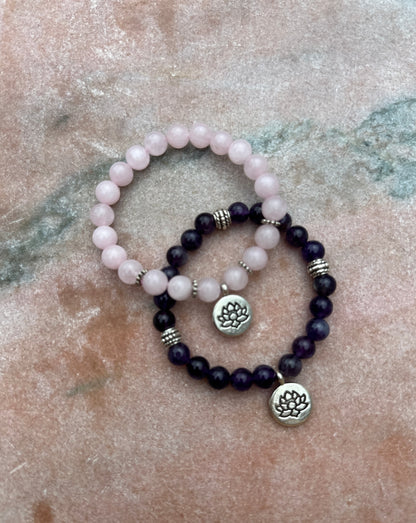 Armband Amethyst Perlen mit OM: Verbundenheit und Spiritualität