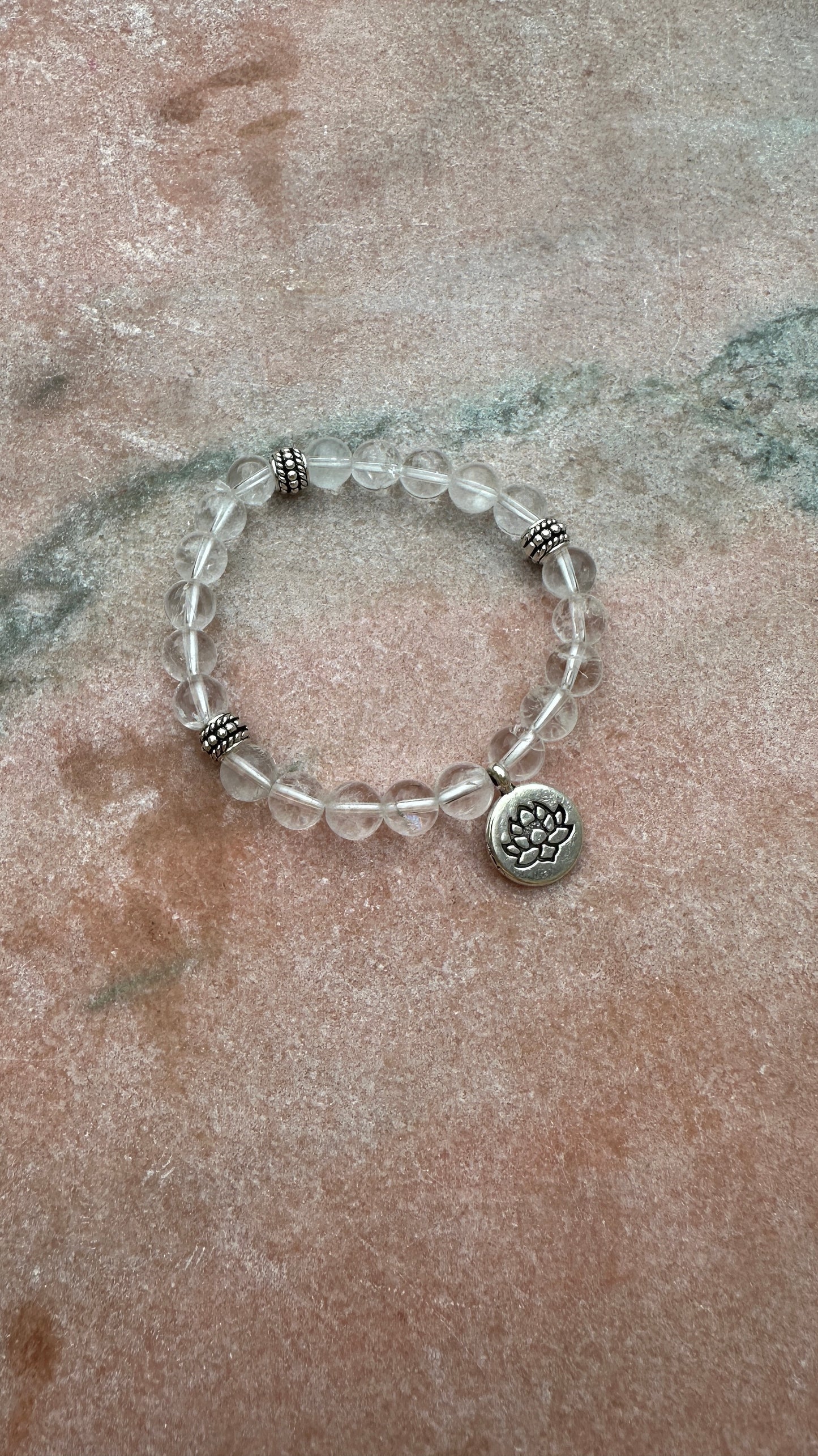 Armband Bergkristall Perlen mit Lotus: Verbindung zur Reinheit und Klarheit