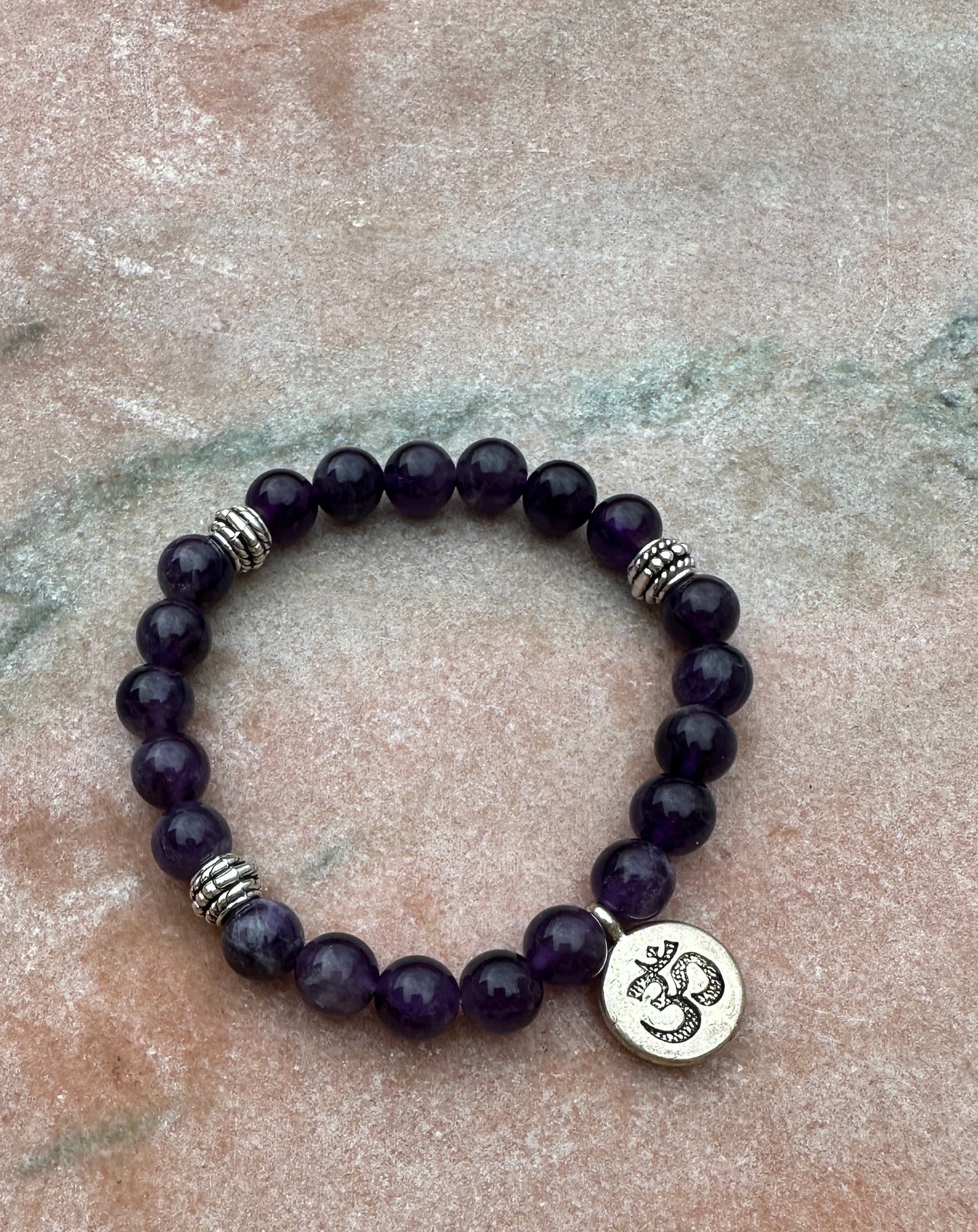 Armband Amethyst Perlen mit OM: Verbundenheit und Spiritualität