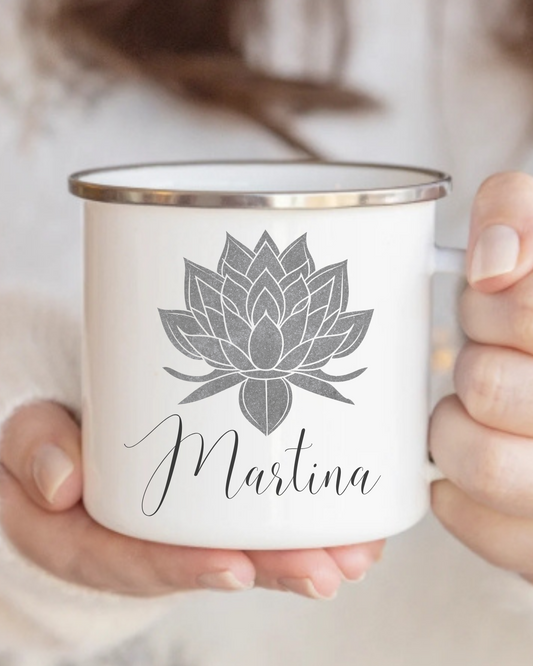 Personalisierte Emaille-Tasse mit Lotusblume – handgefertigt in Deutschland