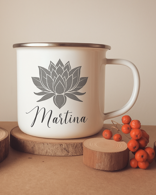 Personalisierte Emaille-Tasse mit Lotusblume – handgefertigt in Deutschland