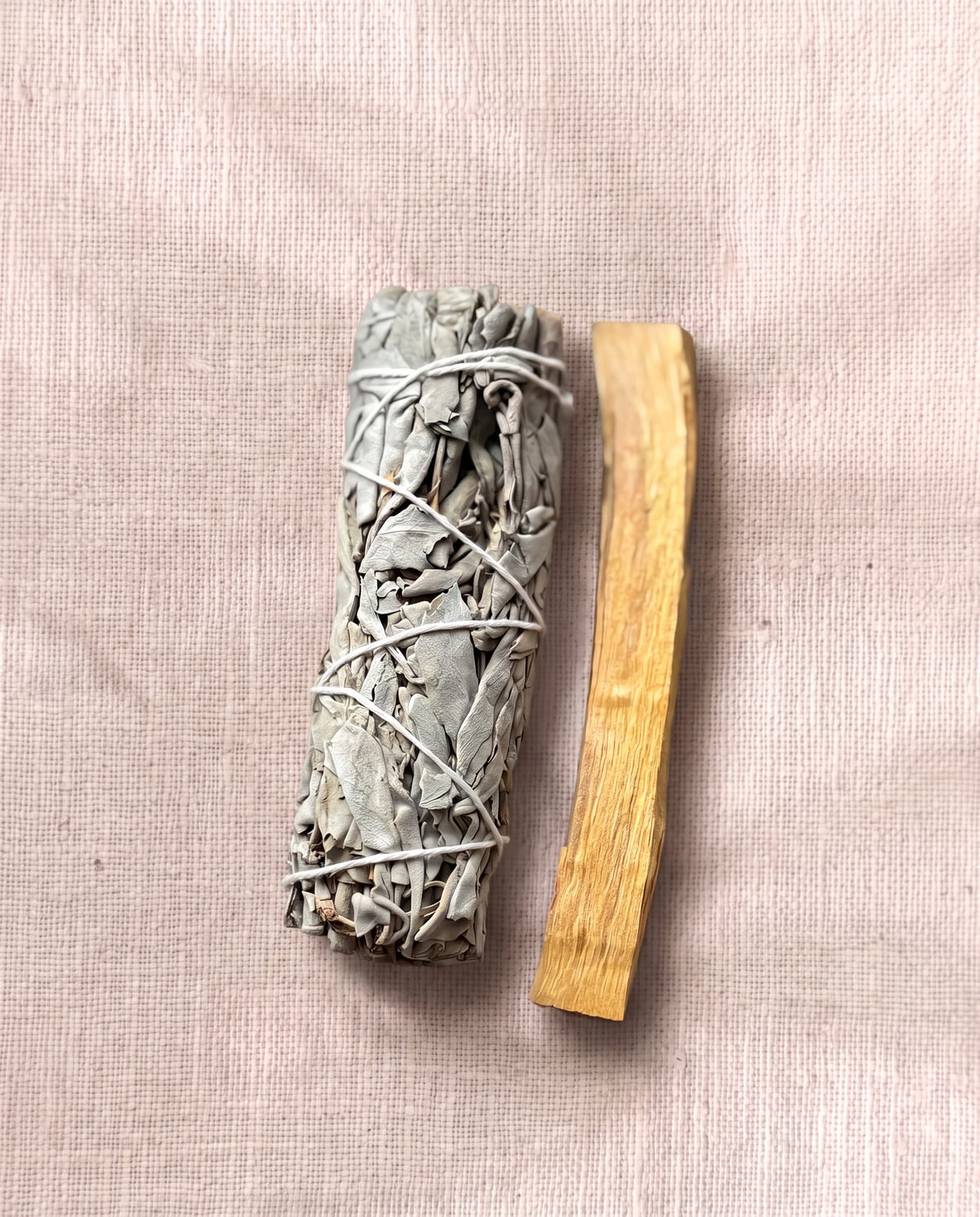 Räucherwerk aus weißem Salbei und Palo Santo