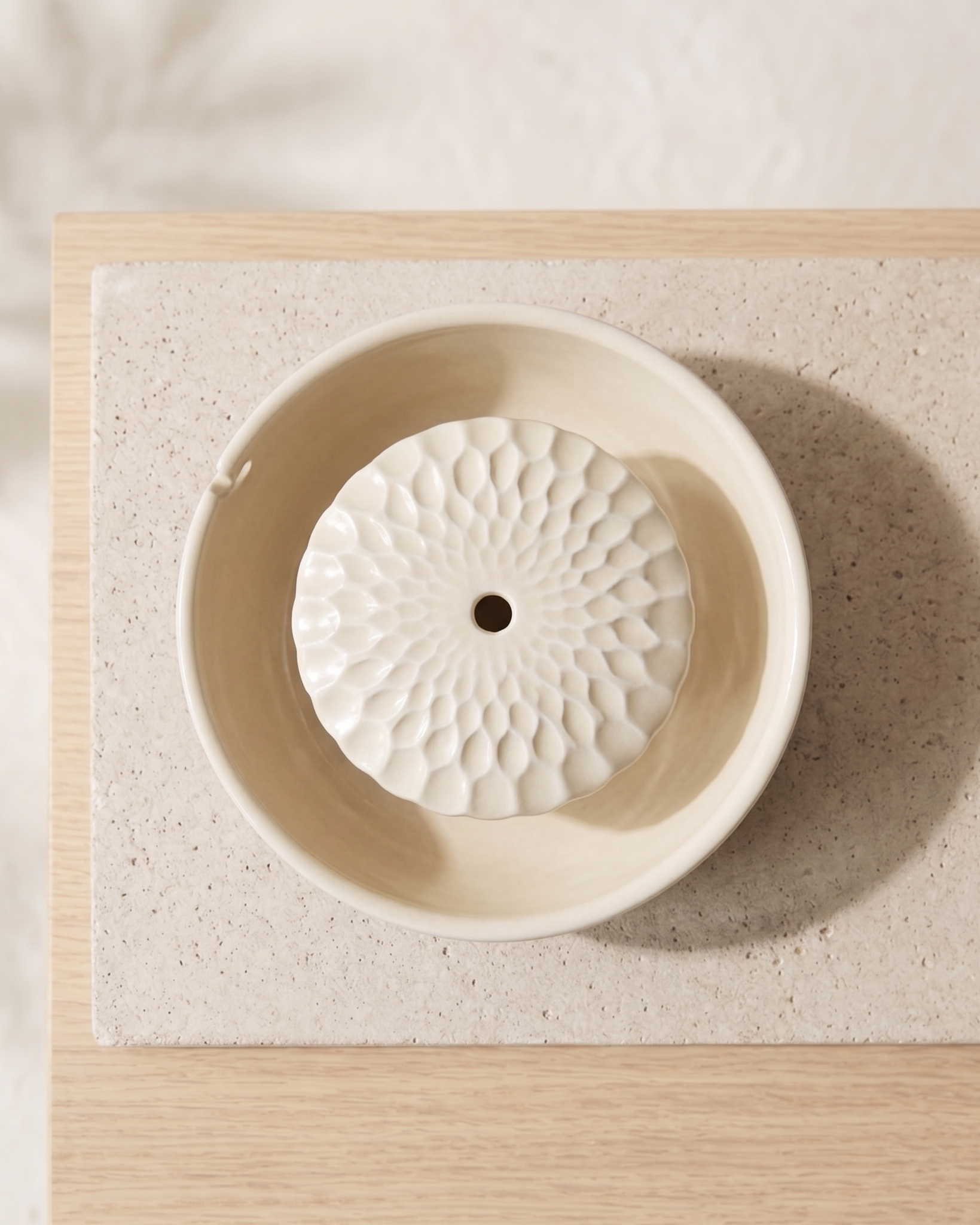 Handgefertigter Feng Shui Keramikbrunnen Blume Creme | Berlin Design
