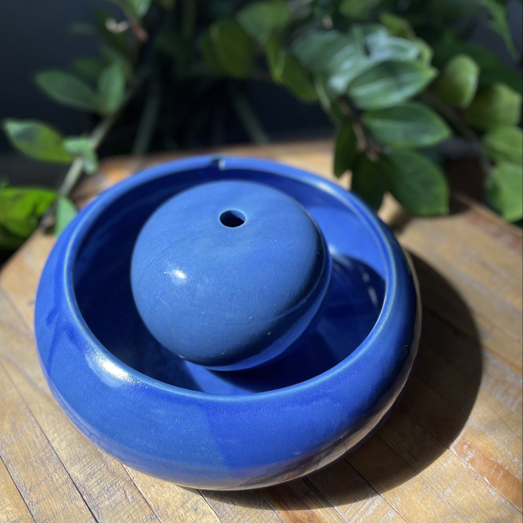 Detailansicht Keramikoberfläche und Wasserlauf vom Feng Shui Innenbrunnen handgefertigt
