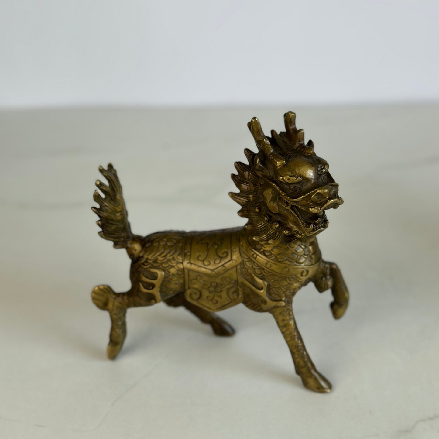 Handgefertigter Qilin in Gold: Symbol für positive Energien und Schutz