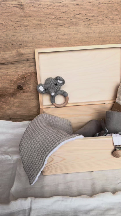 Personalisierte Holzkiste mit Namen und Sternzeichen